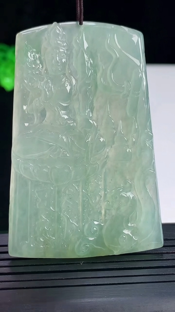天然A货翡翠虚空藏菩萨吊坠，尺寸66-43.5-5.2重量:35.42g
5月16日
