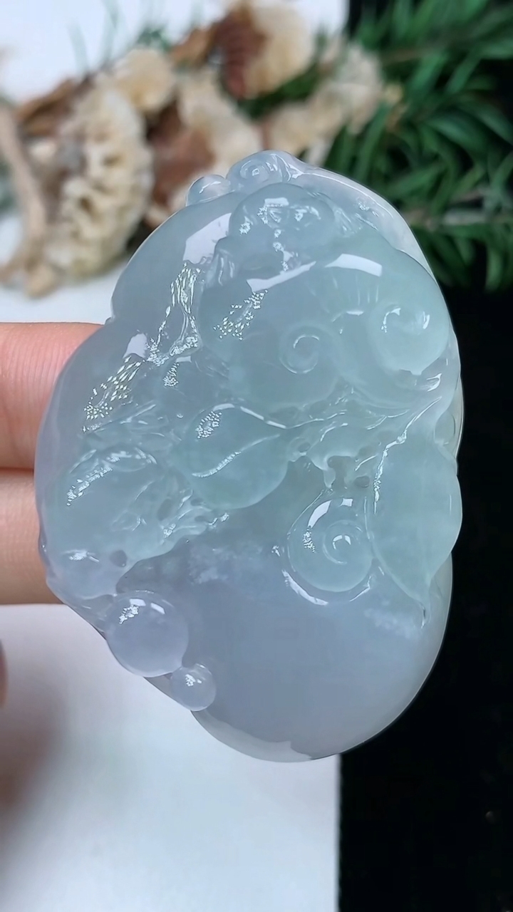 天然A货翡翠白冰如意吊坠，尺寸50-34.8-12.5，重量:39.70g
5月16日