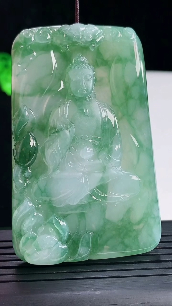 天然A货翡翠阿弥陀佛吊坠，尺寸70-44-7重量:63.15g
5月16日