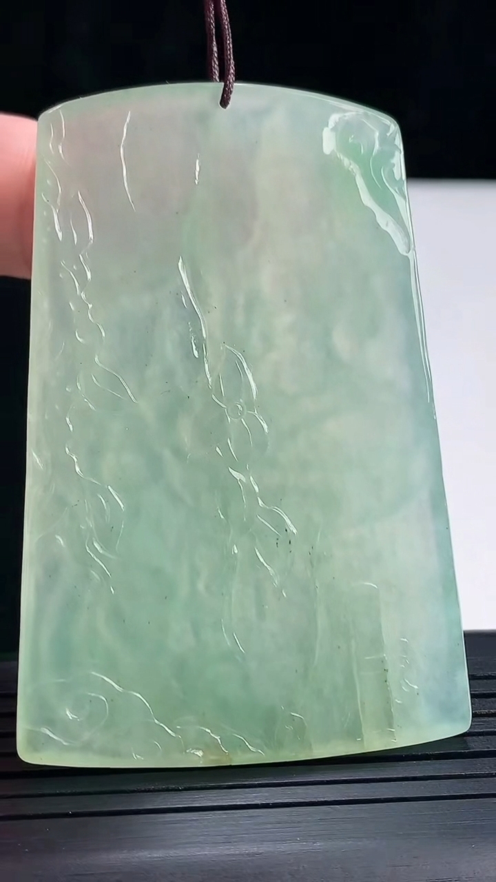 天然A货翡翠虚空藏菩萨吊坠，尺寸66-43.5-5.2重量:35.42g
5月16日