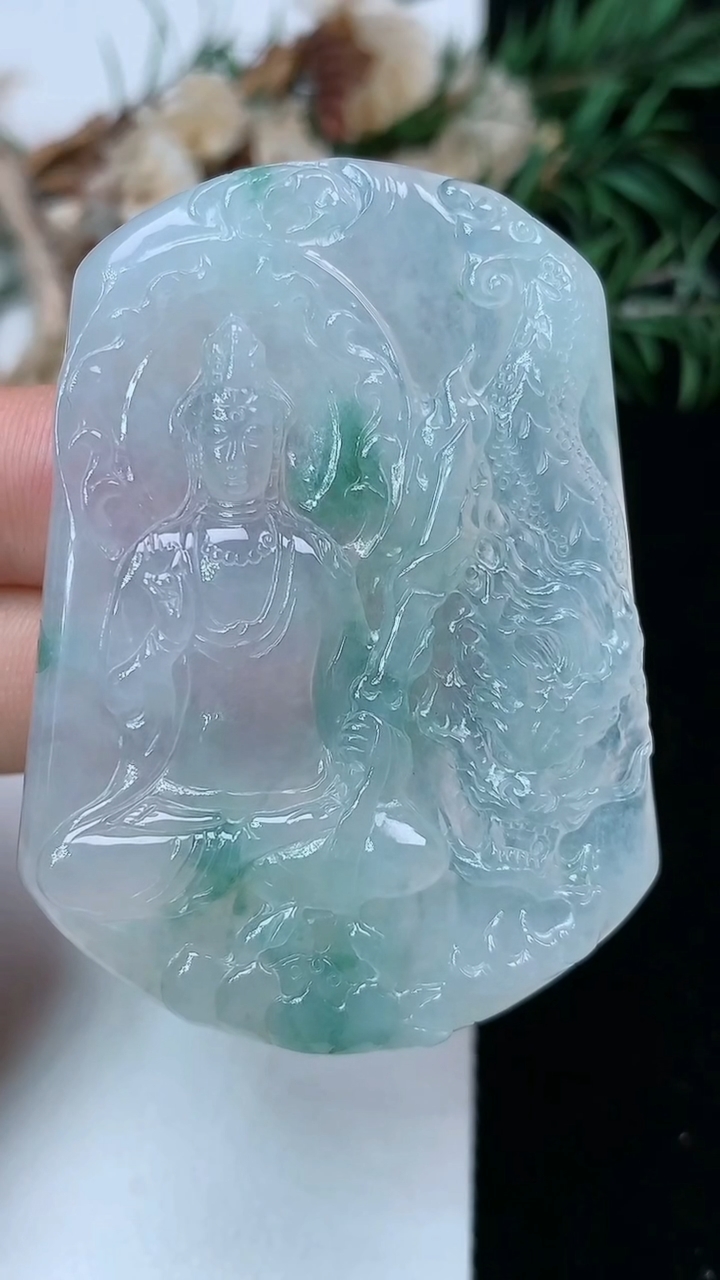 天然A货翡翠飘花御龙文殊菩萨吊坠，尺寸54.5-39-5.6，重量:25.67g
5月16日