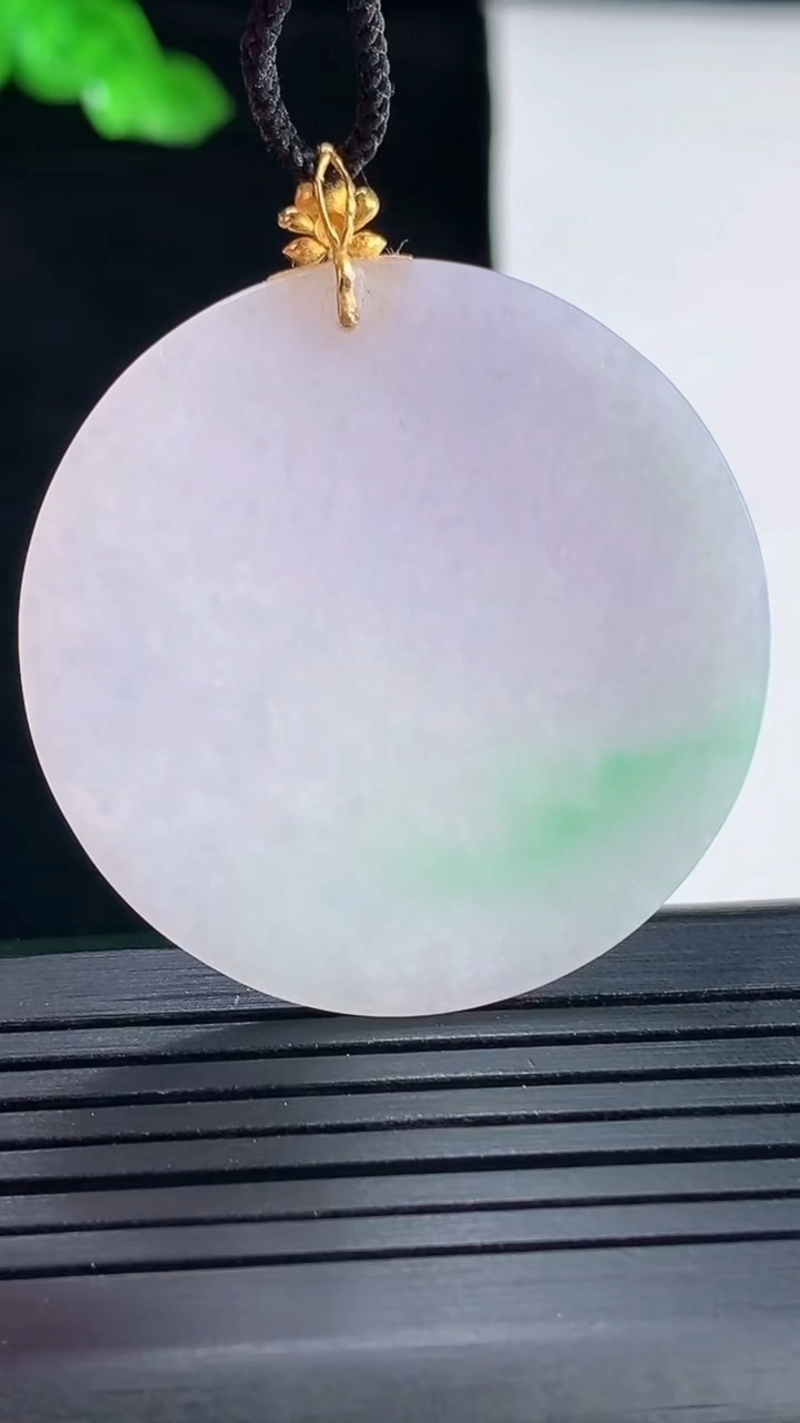 天然A货翡翠18k金春带彩 紫罗兰无事牌吊坠，尺寸38.5-1.5重量:6.55g
5月16日