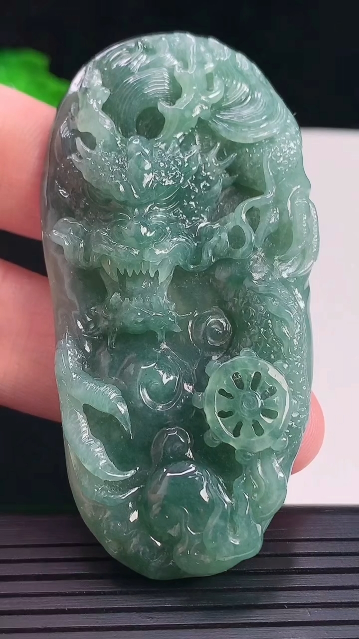 天然A货翡翠龙牌吊坠，尺寸72.5-36.5-12.6重量:49.34g
5月16日