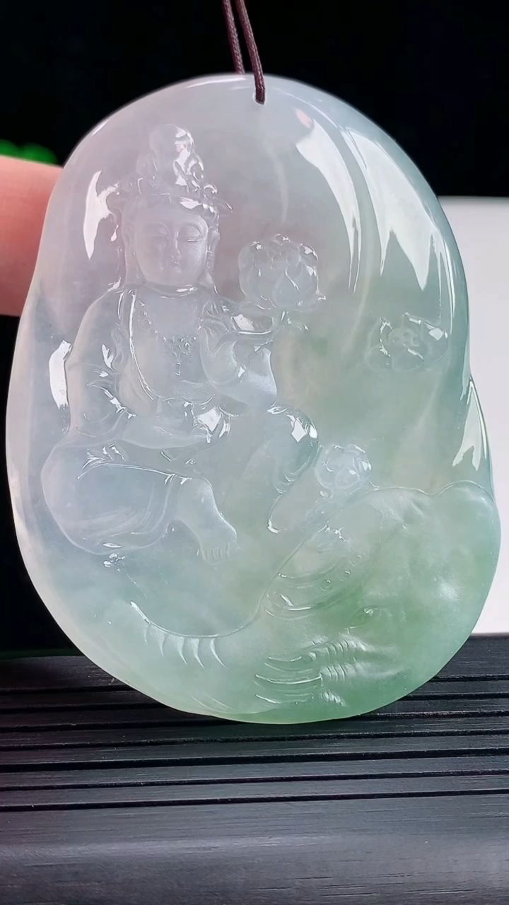 天然A货翡翠普贤菩萨吊坠，尺寸67-50-6.5重量:46.46g
5月16日