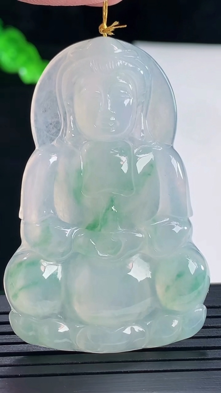 天然A货翡翠正装观音吊坠，尺寸55-36-4.6重量:18.55g
5月16日
