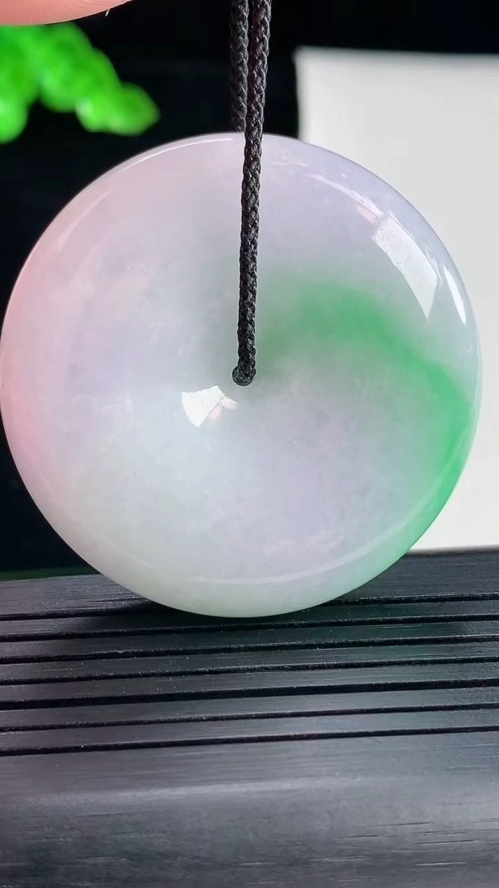 天然A货翡翠平安扣吊坠，尺寸43.8-10.2重量:42.00g
5月16日