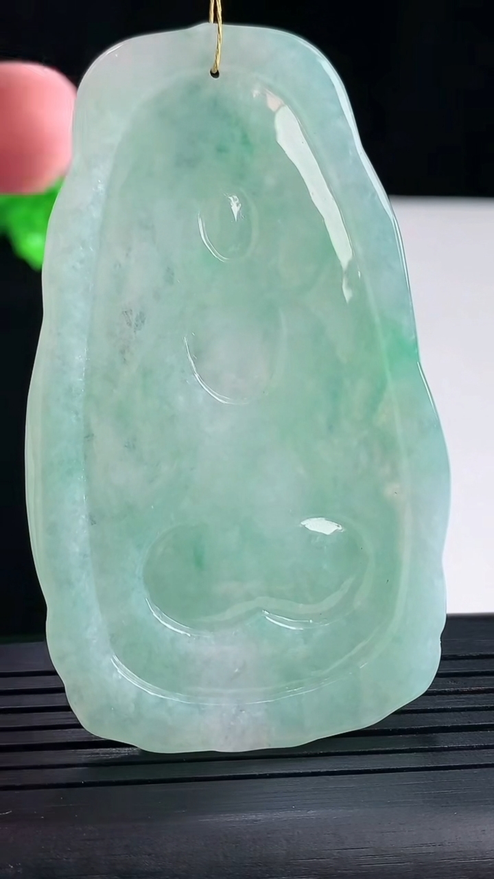 天然A货翡翠千手观音菩萨吊坠，尺寸73-43.2-5.8重量:35.88g
5月16日