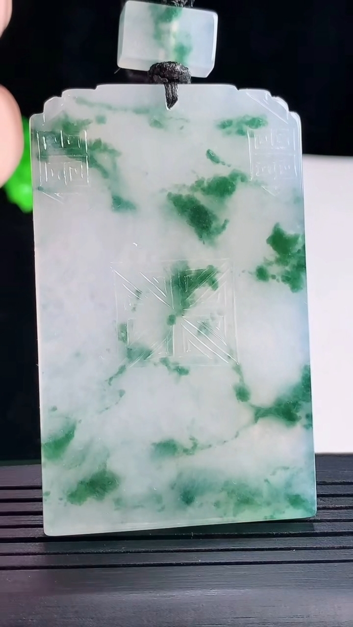 天然A货翡翠种飘花仿古无事牌吊坠，尺寸61.6-38.5-5.5重量:48.17g
5月16日