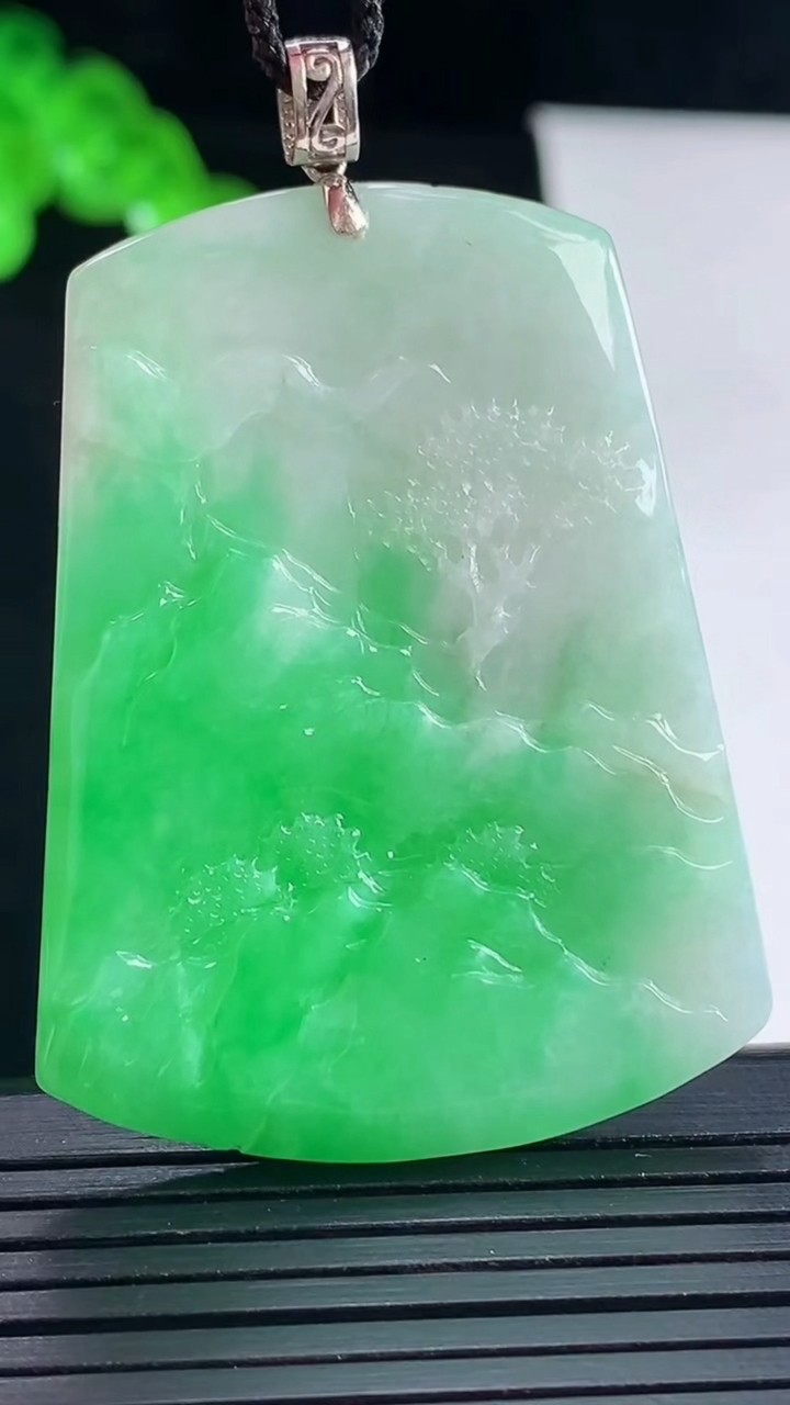 天然A货翡翠山水牌吊坠，尺寸48-36.5-5重量:18.59g
5月16日