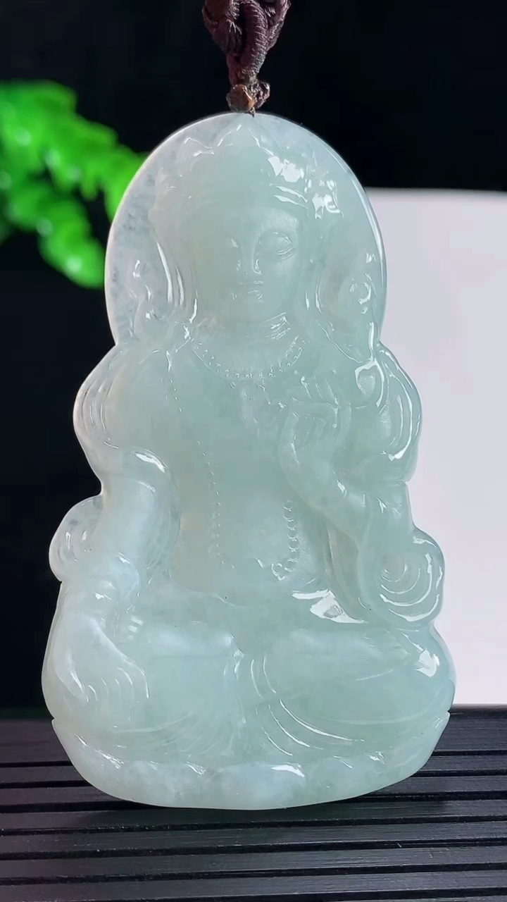 天然A货翡翠度母菩萨吊坠，尺寸63.6-37.6-5.2重量:26.77g
5月16日