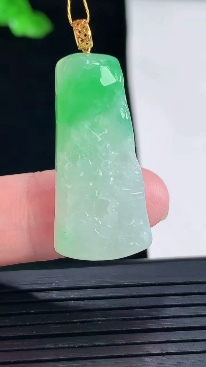 天然A货翡翠山水牌吊坠，尺寸33-15-5.6重量:6.21g
5月16日