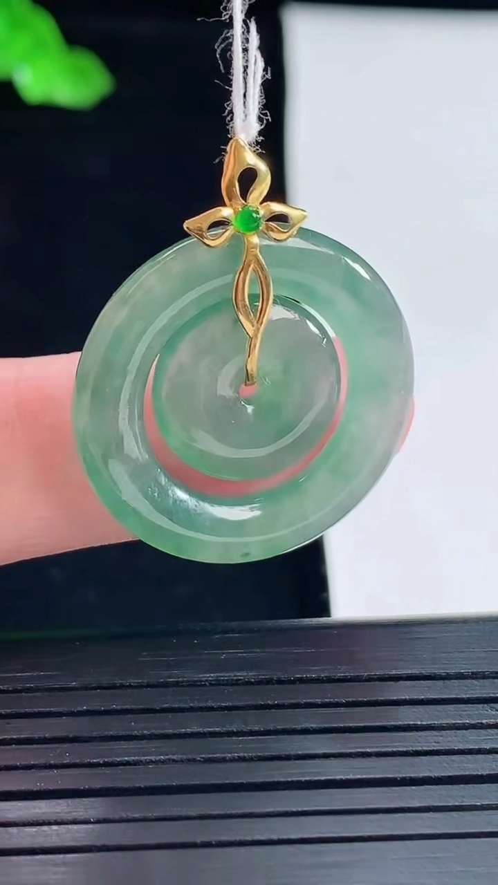 天然A货翡翠子母平安扣吊坠，尺寸26-4重量:5.36g
5月16日