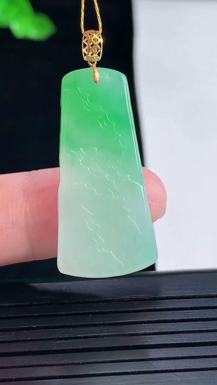 天然A货翡翠山水牌吊坠，尺寸33-15-5.6重量:6.21g
5月16日
