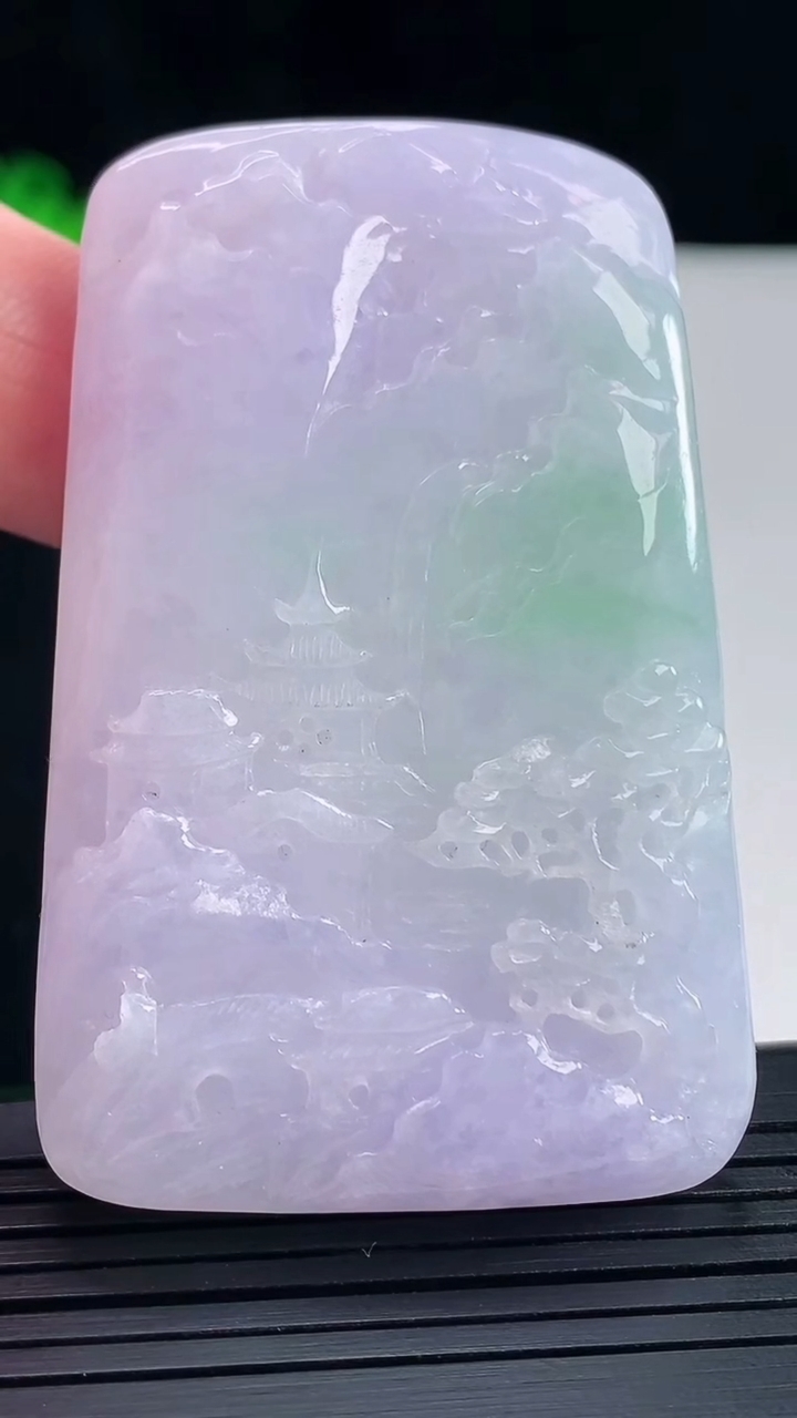 天然A货翡翠春带彩 紫罗兰山水牌吊坠，尺寸61.2-40-10重量:64.01g
5月16日