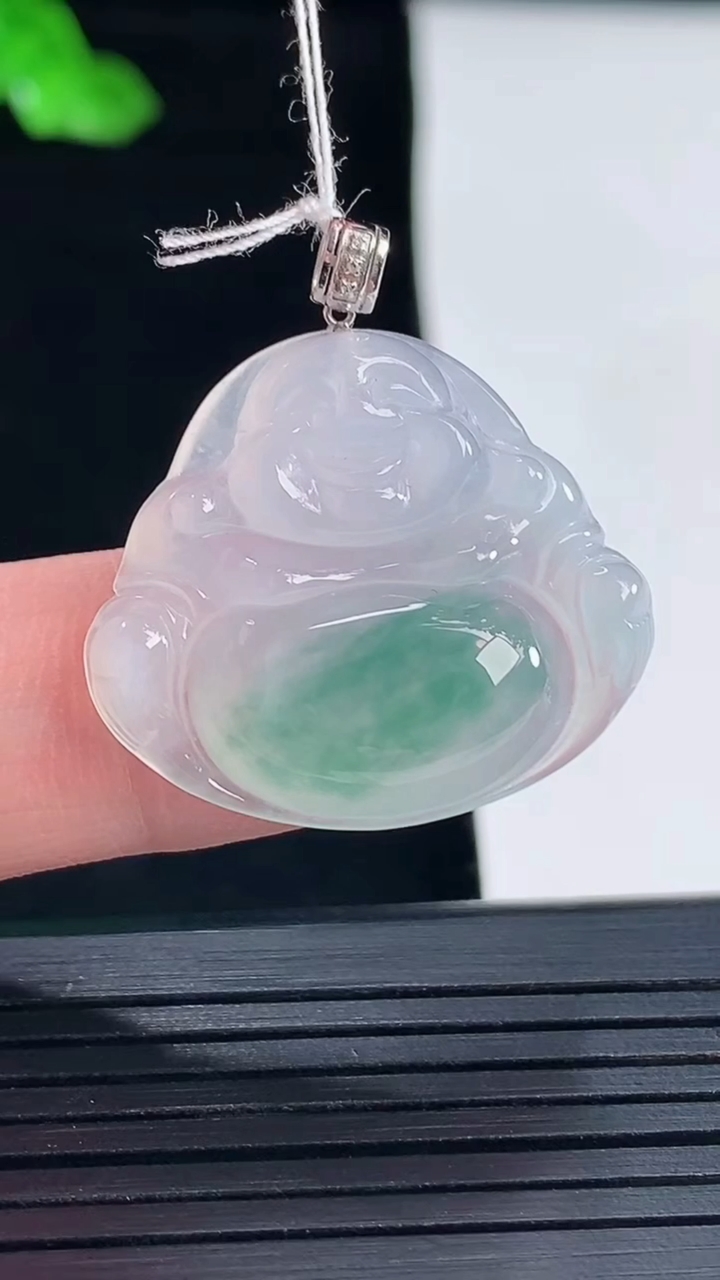 天然A货翡翠种飘花佛公吊坠，尺寸23.5-27-5重量:5.30g
5月16日