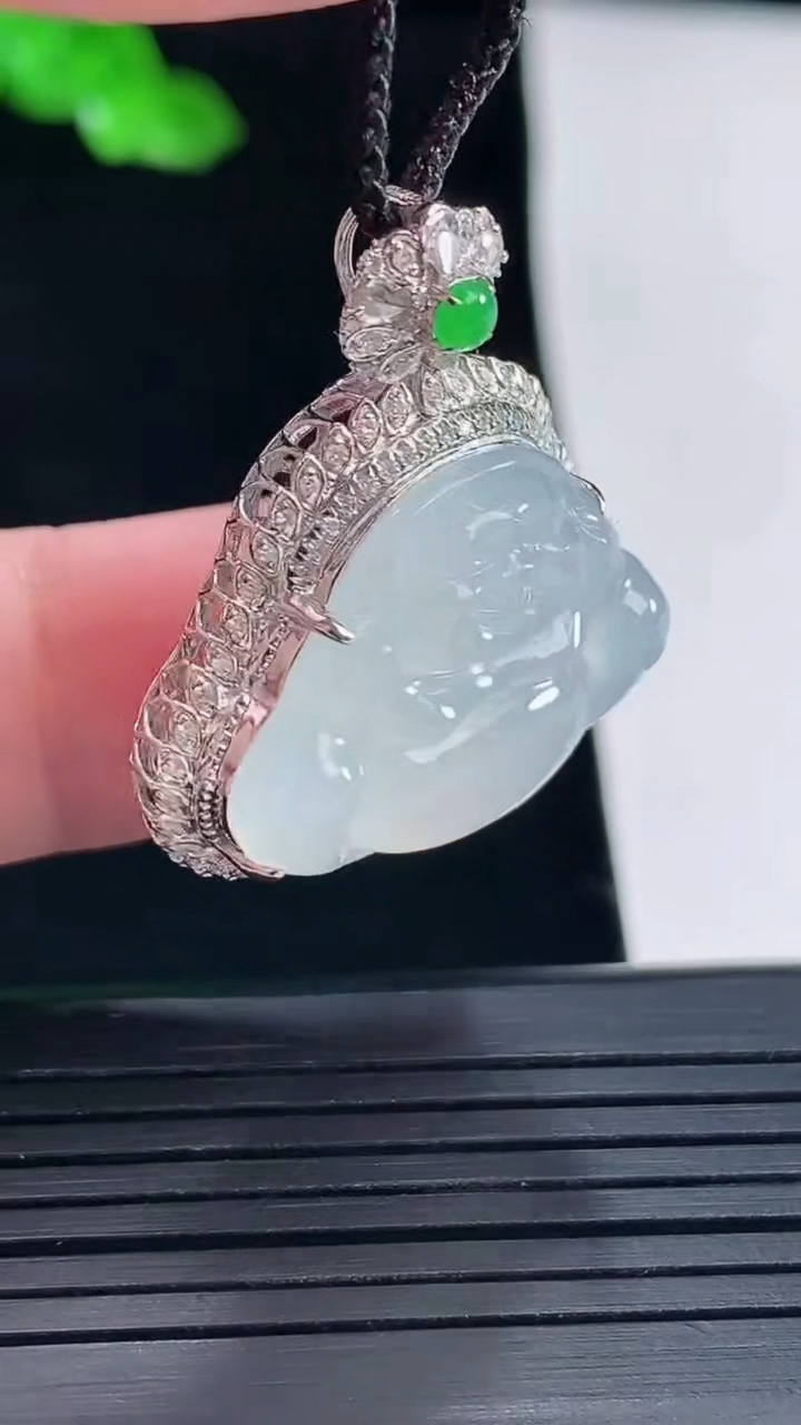 天然A货翡翠种白冰佛公吊坠，尺寸31-28.5-11.2，裸石18-25重量:7.80g
5月16日
