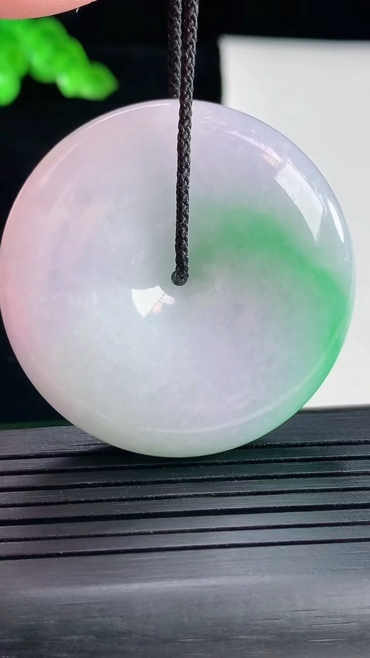 天然A货翡翠平安扣吊坠，尺寸43.8-10.2重量:42.00g
5月16日