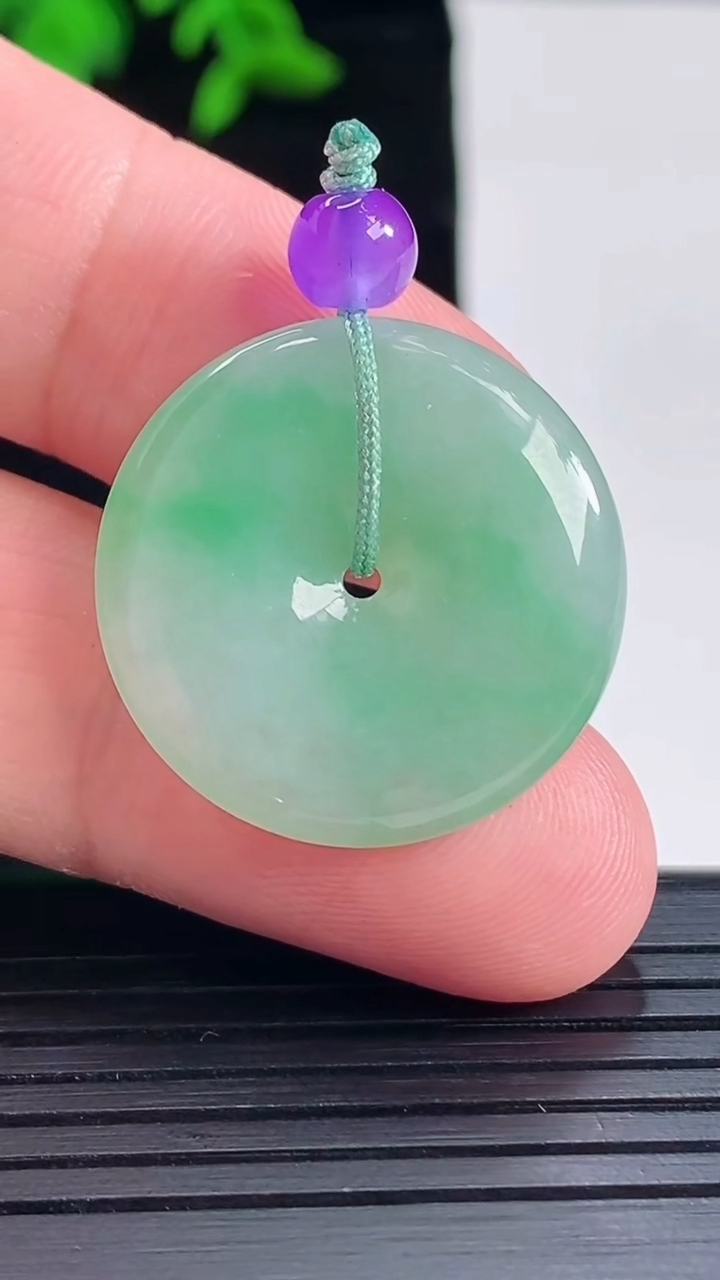 天然A货翡翠平安扣吊坠，尺寸25-4.2重量:6.12g
5月16日
