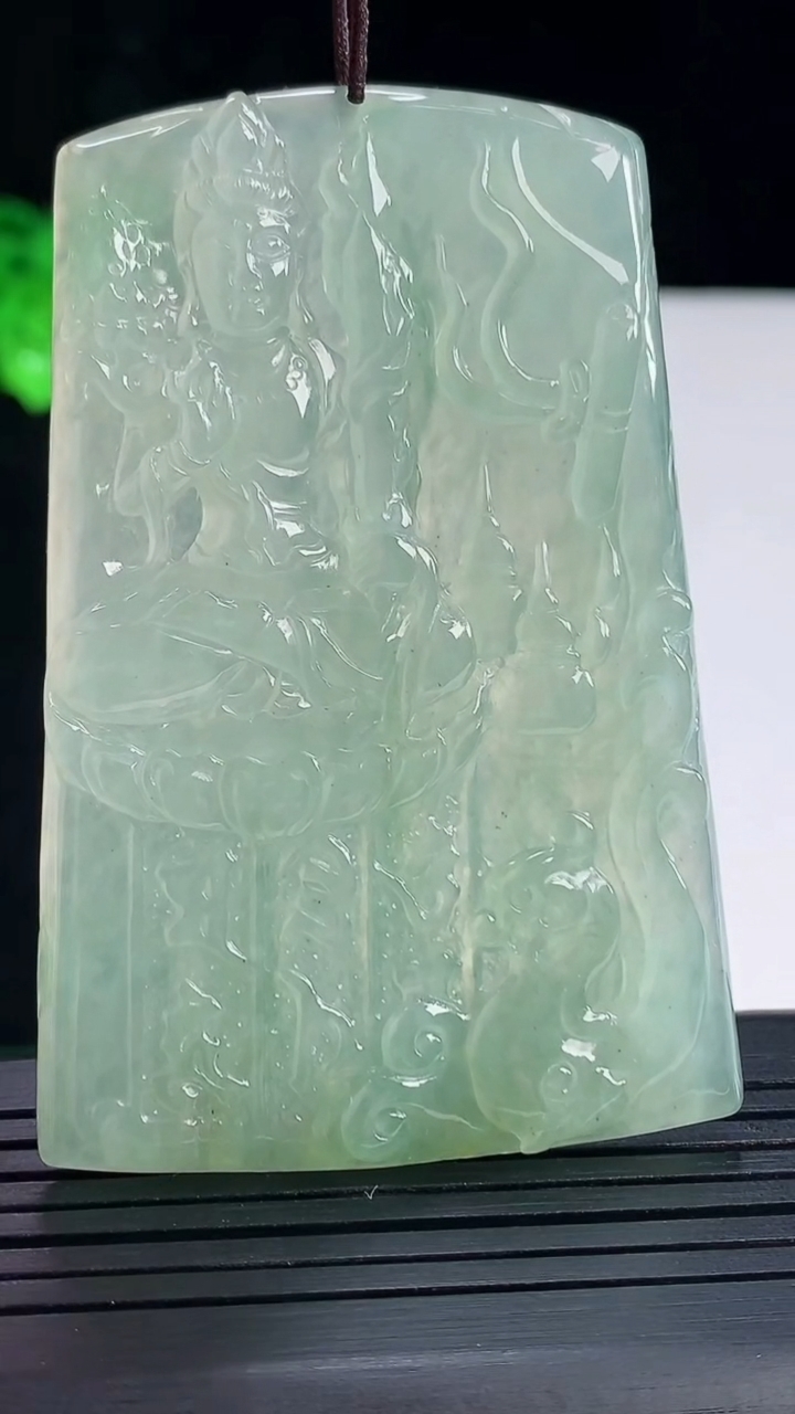 天然A货翡翠虚空藏菩萨吊坠，尺寸66-43.5-5.2重量:35.42g
5月16日