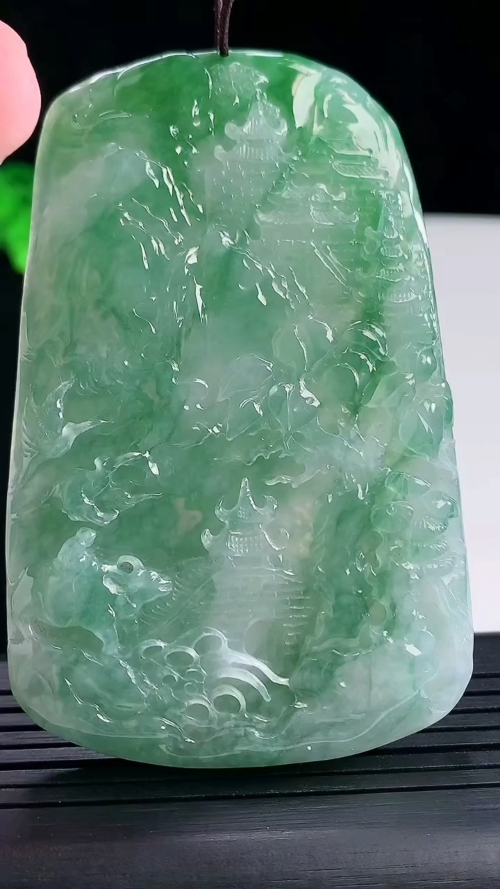 天然A货翡翠山水牌吊坠，尺寸75.5-48.6-7.2重量:58.00g
5月16日