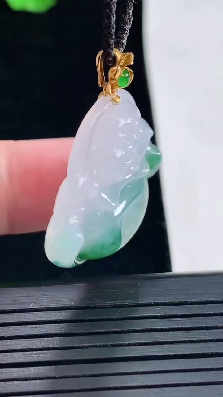 天然A货翡翠种飘花佛公吊坠，尺寸26-29-6.5重量:7.70g
5月16日