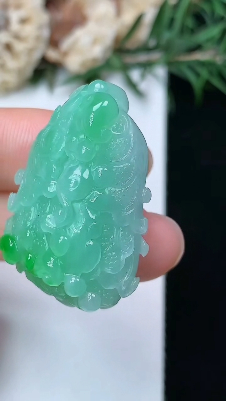天然A货翡翠白菜吊坠，尺寸32.8-21.8-13.6，重量:15.22g
5月16日