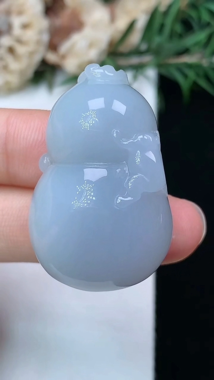 天然A货翡翠白冰葫芦吊坠，尺寸33.6-21.9-13.2，重量:19.48g
5月16日