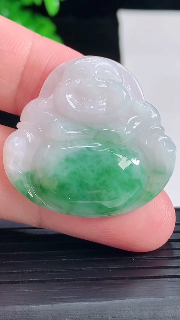天然A货翡翠飘花佛公吊坠，尺寸32-34-6重量:10.08g
5月16日