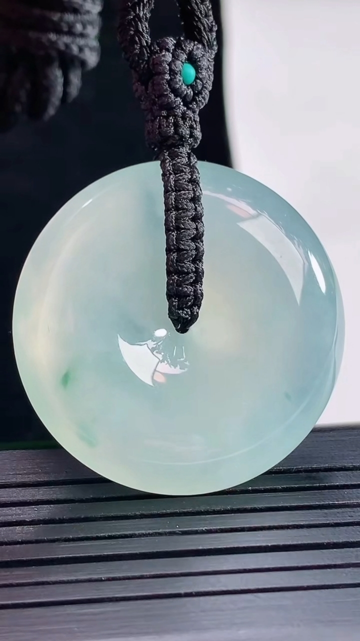 天然A货翡翠种飘花平安扣吊坠，尺寸34.5-7.6重量:22.66g
5月16日