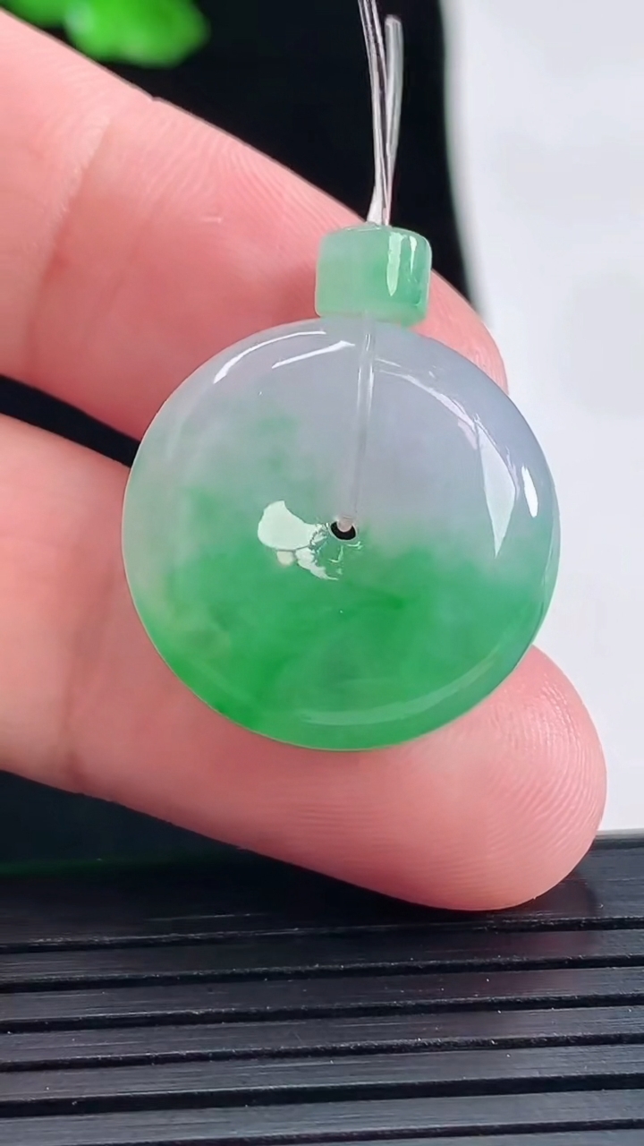天然A货翡翠平安扣吊坠，尺寸22-6重量:6.06g
5月16日