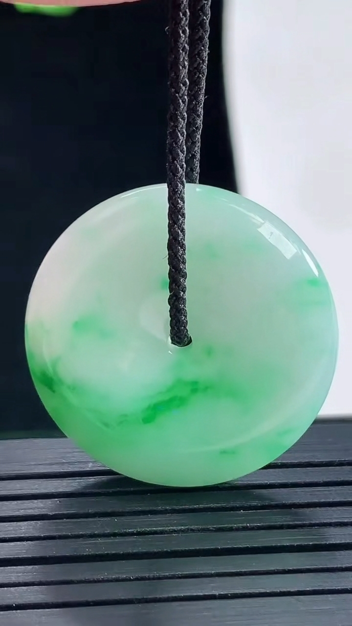 天然A货翡翠平安扣吊坠，尺寸29-6重量:10.59g
5月16日