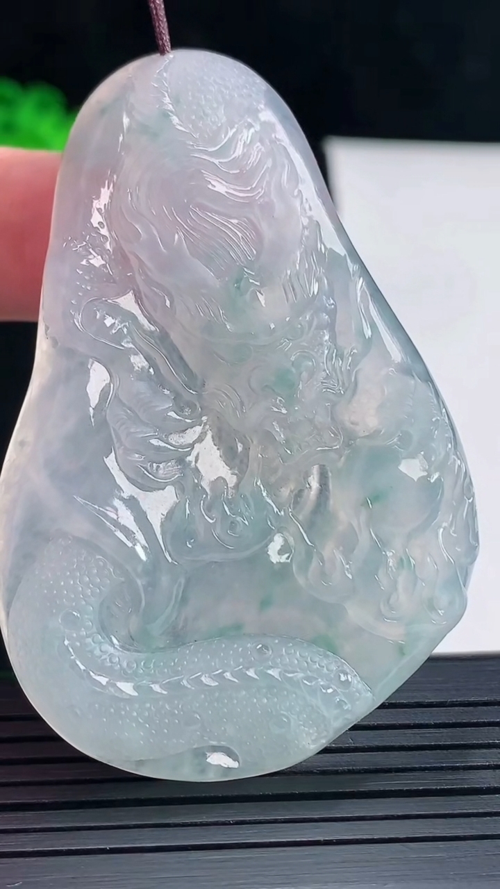 天然A货翡翠冰种飘花龙牌吊坠，尺寸63-42.6-5.5重量:28.89g
5月16日