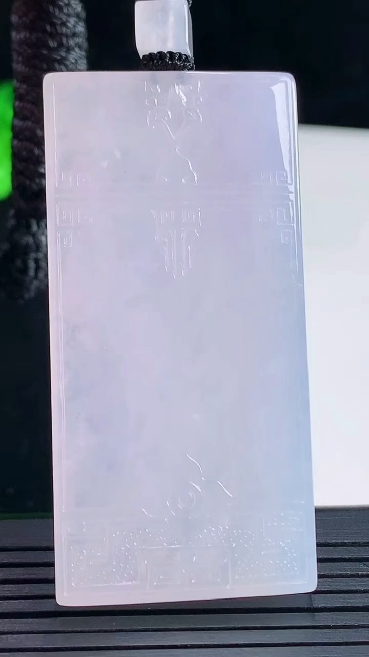 天然A货翡翠冰种紫罗兰仿古无事牌吊坠，尺寸59-29-5.5重量:33.84g
5月16日