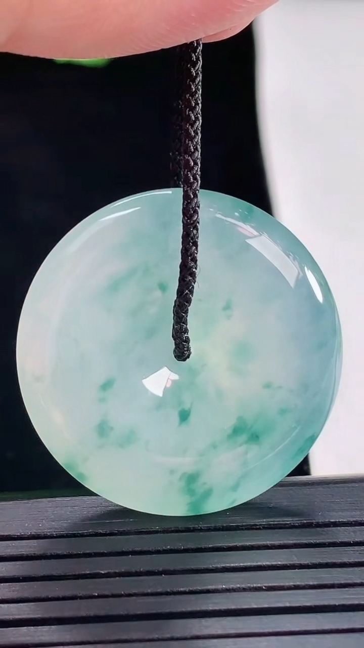 天然A货翡翠种飘花平安扣吊坠，尺寸32-6.2重量:12.75g
5月16日