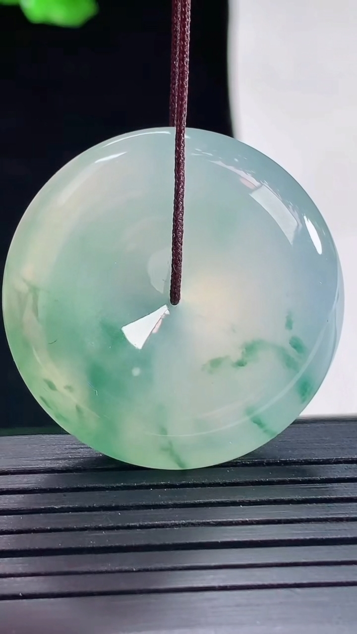 天然A货翡翠种飘花平安扣吊坠，尺寸33.5-8重量:17.68g
5月16日