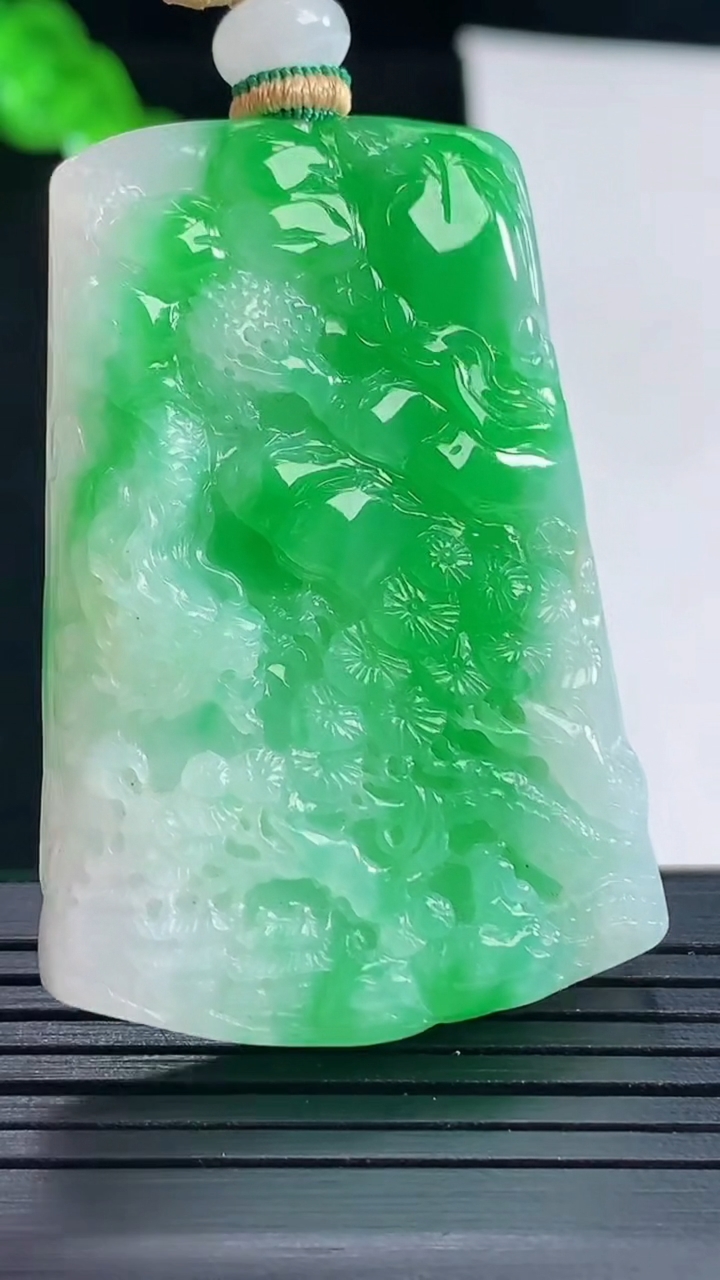 天然A货翡翠山水牌吊坠，尺寸46.6-33-8.2重量:28.96g
5月16日