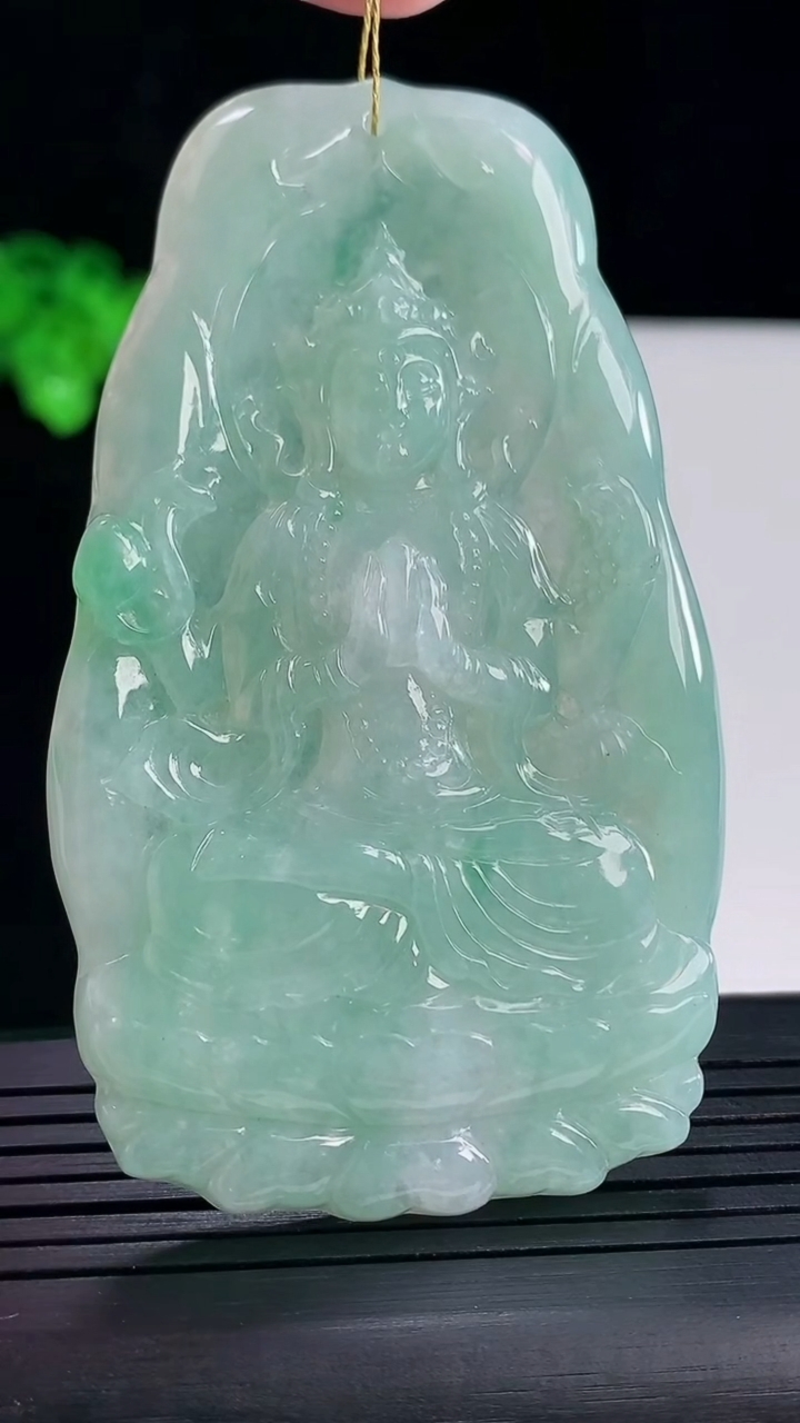 天然A货翡翠千手观音菩萨吊坠，尺寸73-43.2-5.8重量:35.88g
5月16日