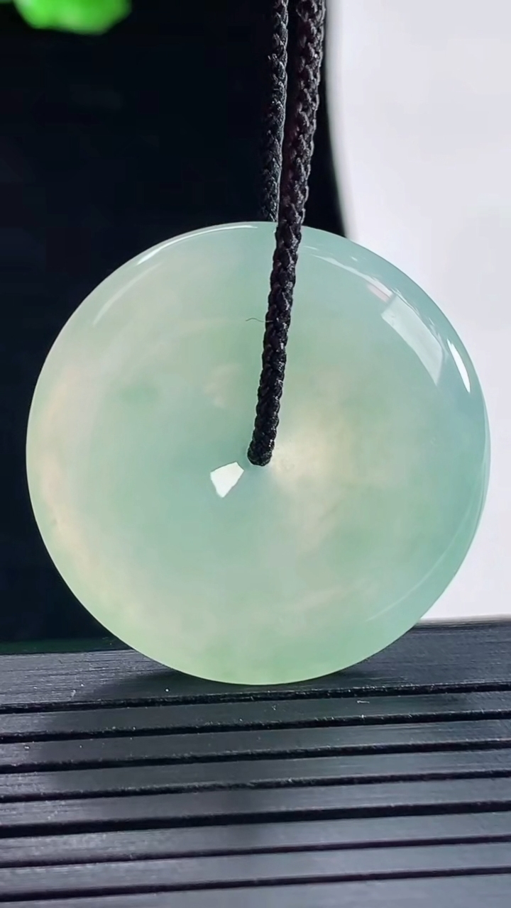 天然A货翡翠平安扣吊坠，尺寸31-5.5重量:10.77g
5月16日