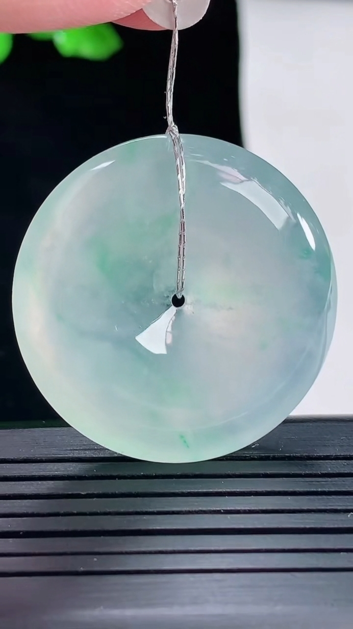天然A货翡翠平安扣吊坠，尺寸35.8-7重量:18.10g
5月16日