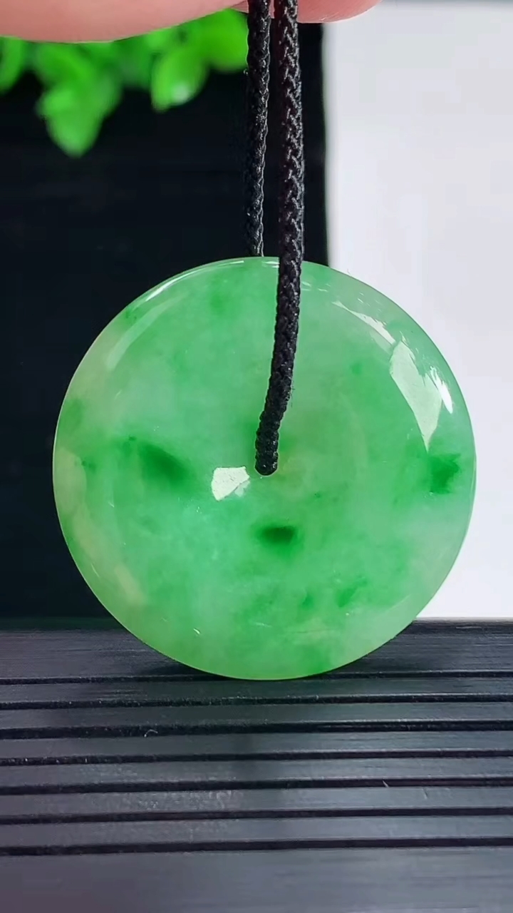 天然A货翡翠平安扣吊坠，尺寸31-5重量:9.59g
5月16日