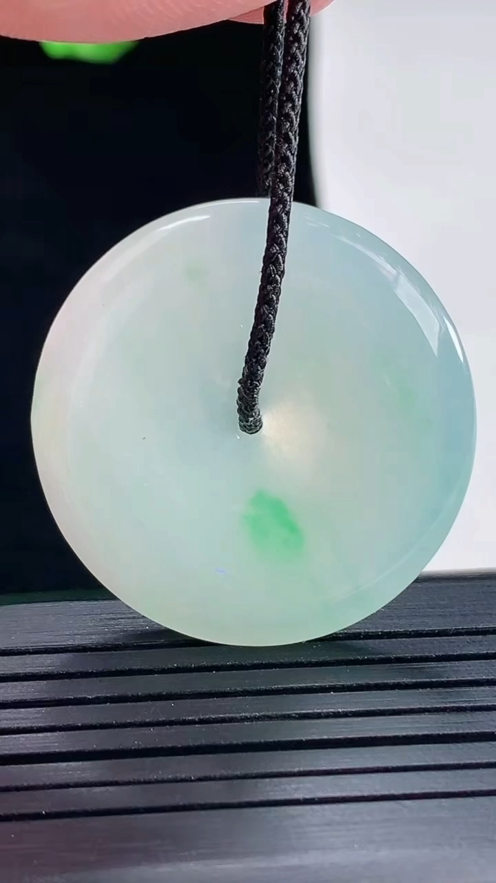 天然A货翡翠平安扣吊坠，尺寸33.5-5重量:11.62g
5月16日