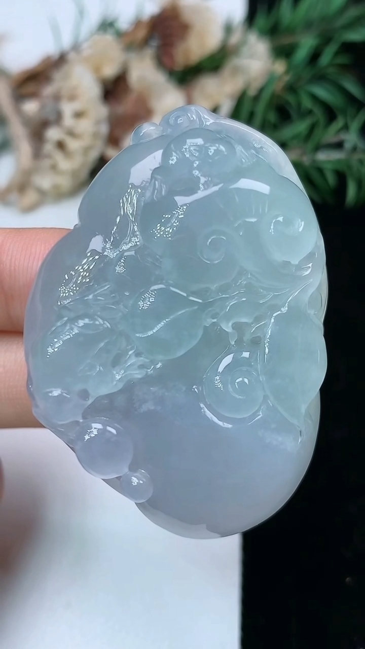 天然A货翡翠白冰如意吊坠，尺寸50-34.8-12.5，重量:39.70g
5月16日