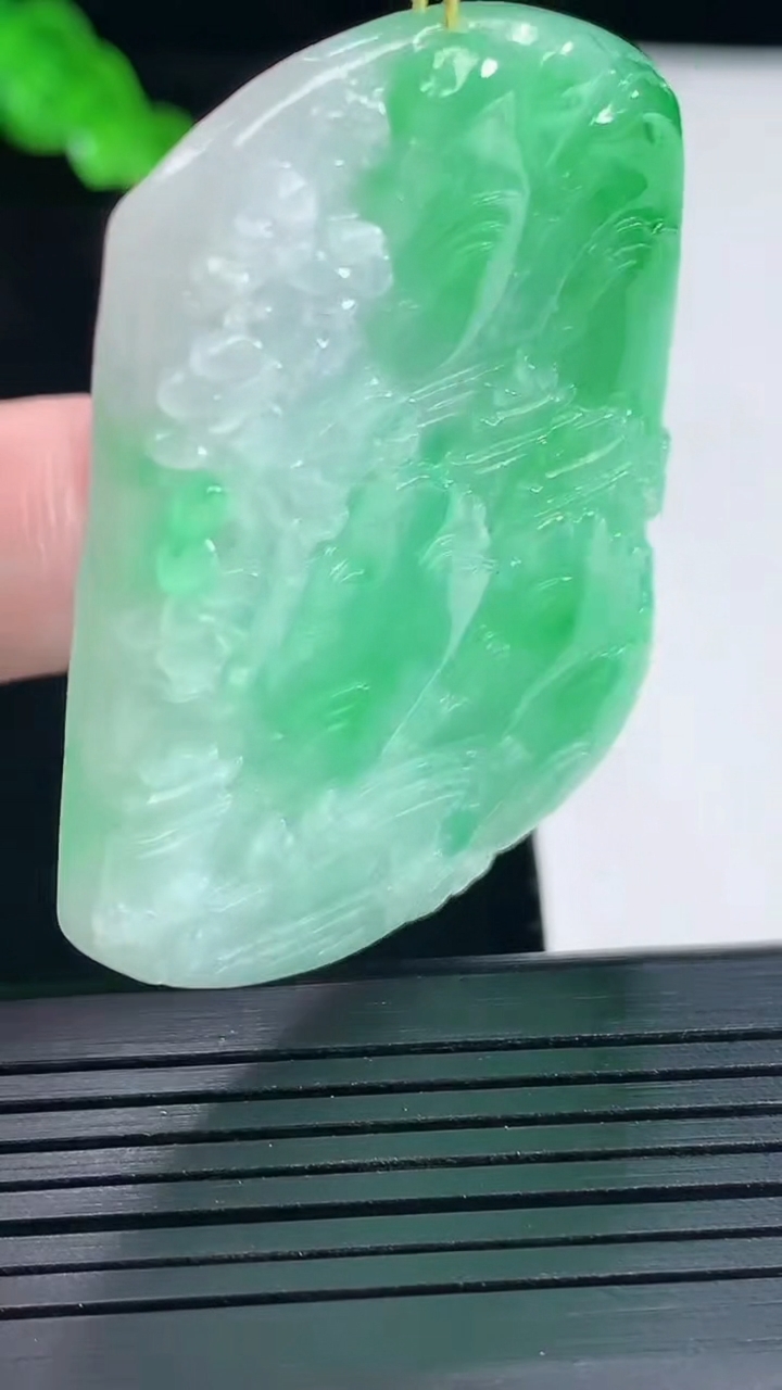 天然A货翡翠山水牌吊坠，尺寸49-38-4.6重量:21.91g
5月16日