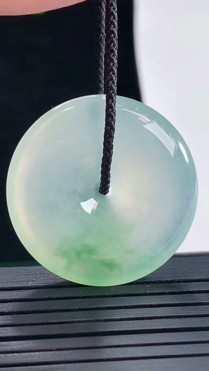 天然A货翡翠平安扣吊坠，尺寸30.6-5.2重量:10.51g
5月16日