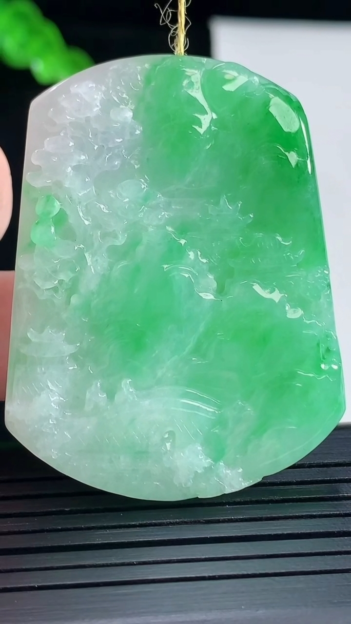 天然A货翡翠山水牌吊坠，尺寸49-38-4.6重量:21.91g
5月16日