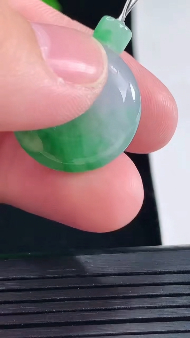 天然A货翡翠平安扣吊坠，尺寸22-6重量:6.06g
5月16日