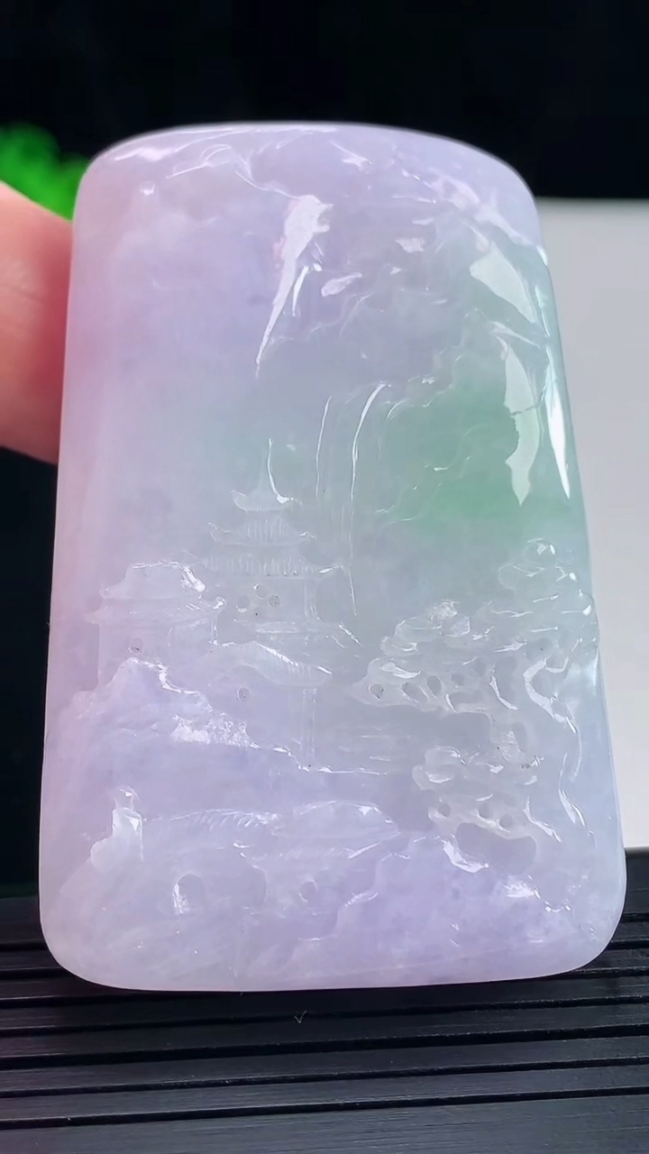 天然A货翡翠春带彩 紫罗兰山水牌吊坠，尺寸61.2-40-10重量:64.01g
5月16日