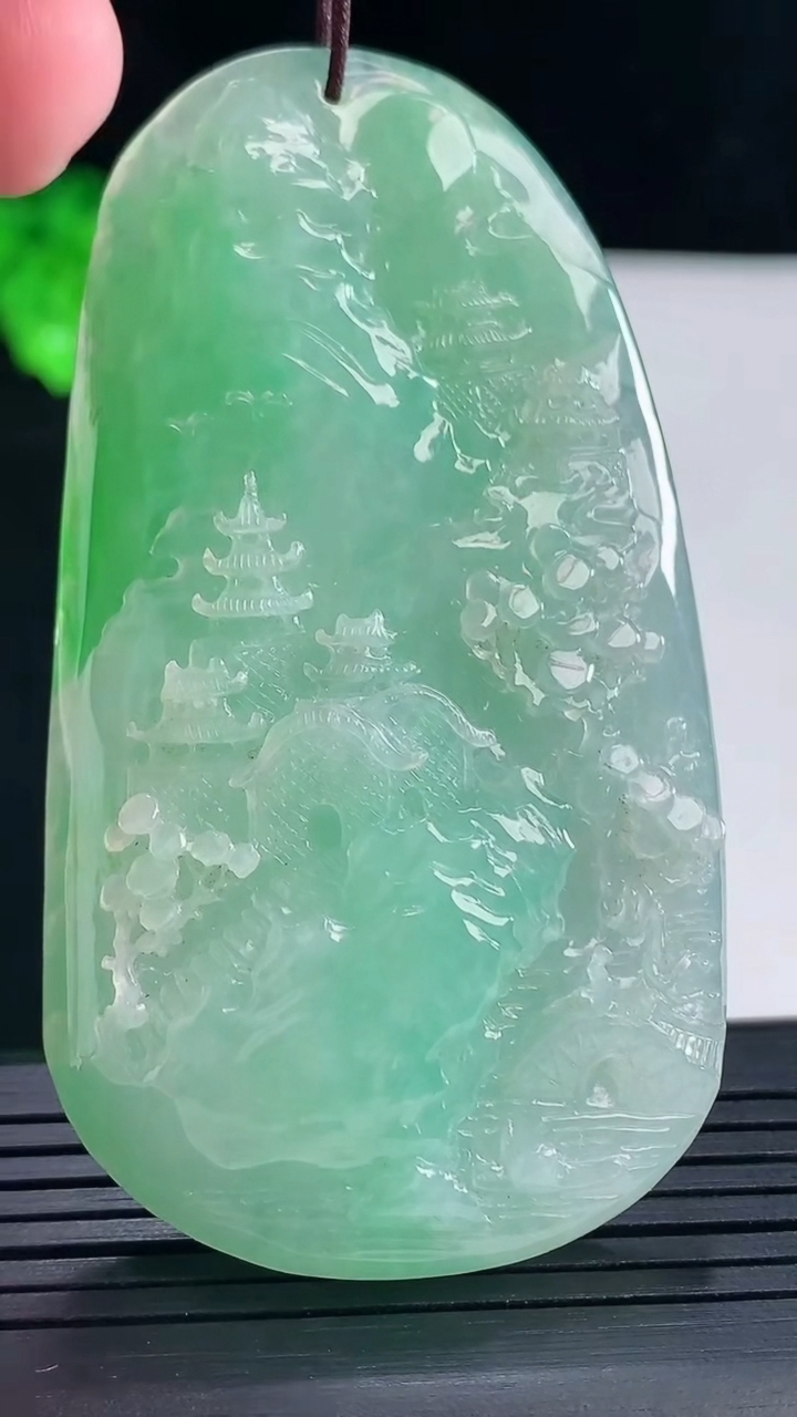 天然A货翡翠山水牌吊坠，尺寸67-38-11.6重量:46.49g
5月16日