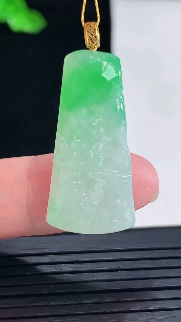 天然A货翡翠山水牌吊坠，尺寸33-15-5.6重量:6.21g
5月16日