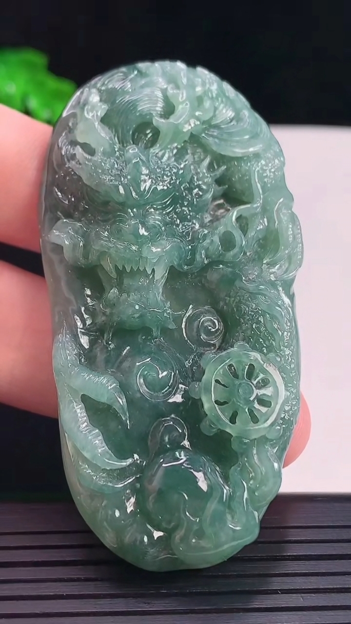 天然A货翡翠龙牌吊坠，尺寸72.5-36.5-12.6重量:49.34g
5月16日